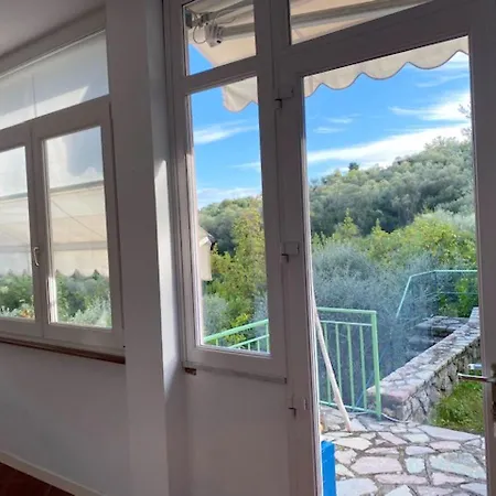 Hébergement de vacances 2 Bedrooms House At Lerici 500 M Away From The Beach With Sea View Enclosed Garden And Wifi *